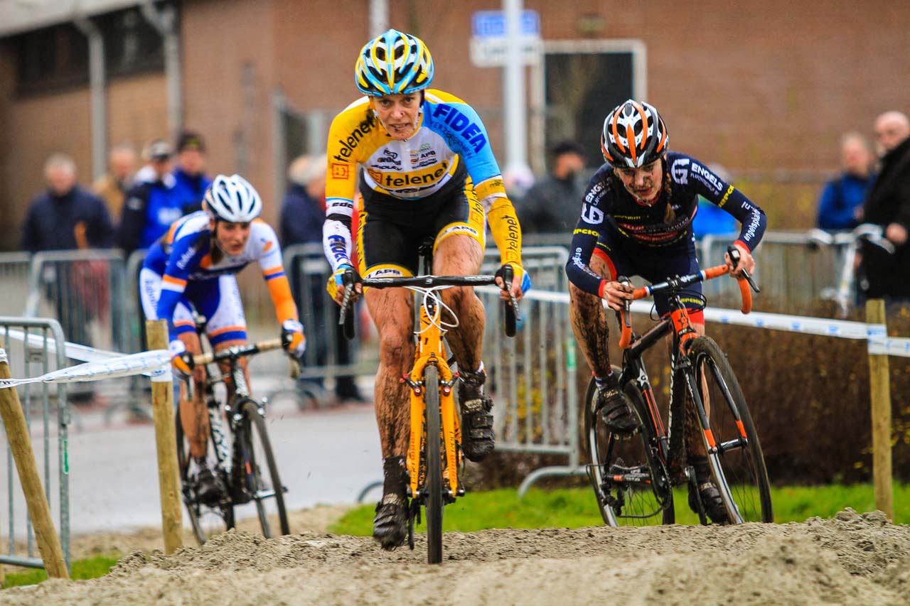 Ellen van Loy and Yara Kastelijn enter the sand. © Thomas van Bracht / Peloton Photos