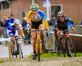 Ellen van Loy and Yara Kastelijn enter the sand. © Thomas van Bracht / Peloton Photos