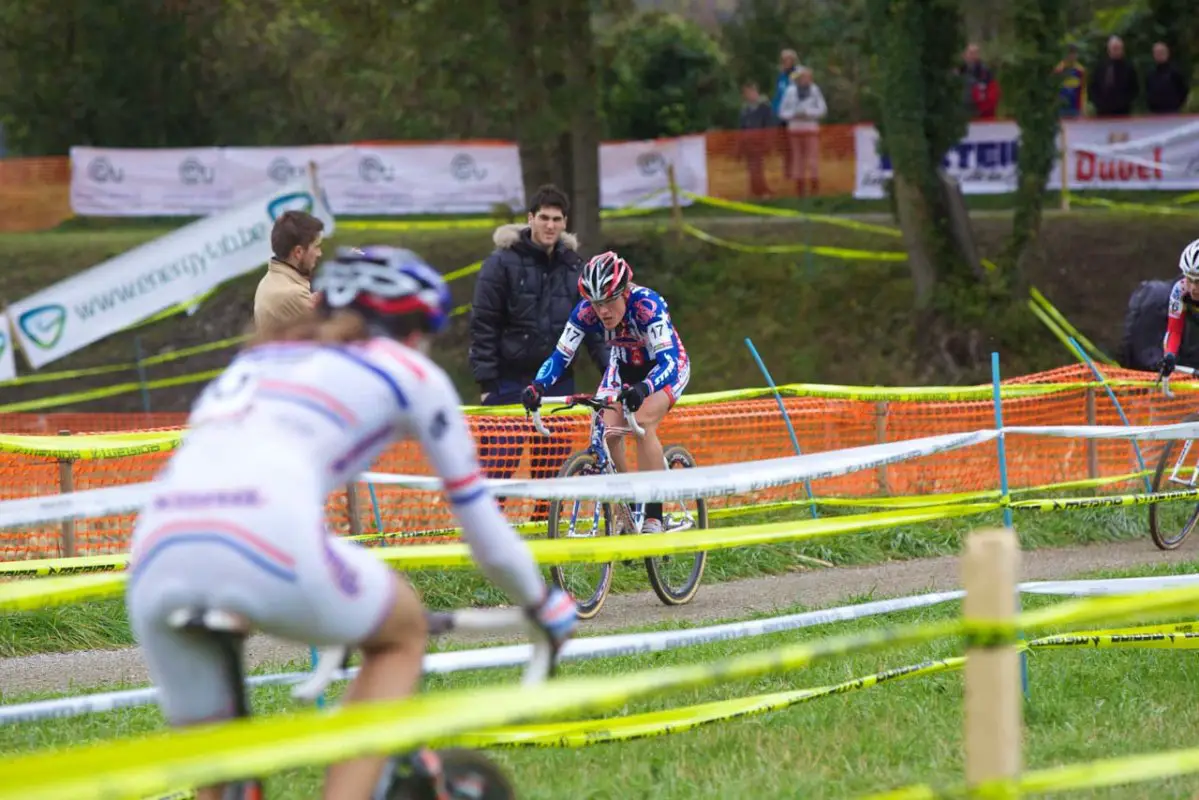 Helen Wyman, foreground, chases the lead  group with Compton at the front © Mark Legg-Compton