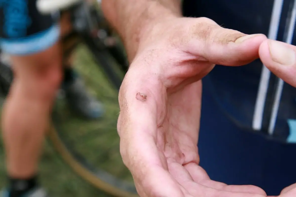 Cross-worn hands © Dave Roth