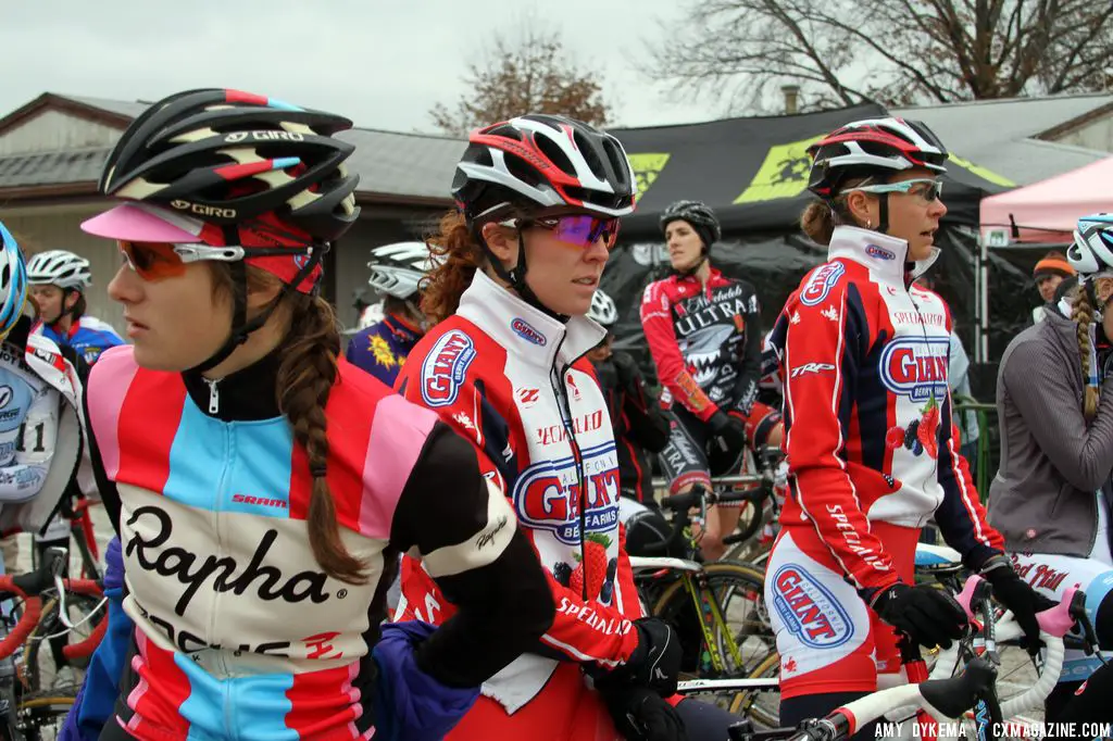 Julie, Teal, and Meredith at the start © Amy Dykema