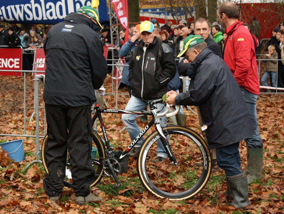 The pit crew of Sven Nys. ? Dan Seaton