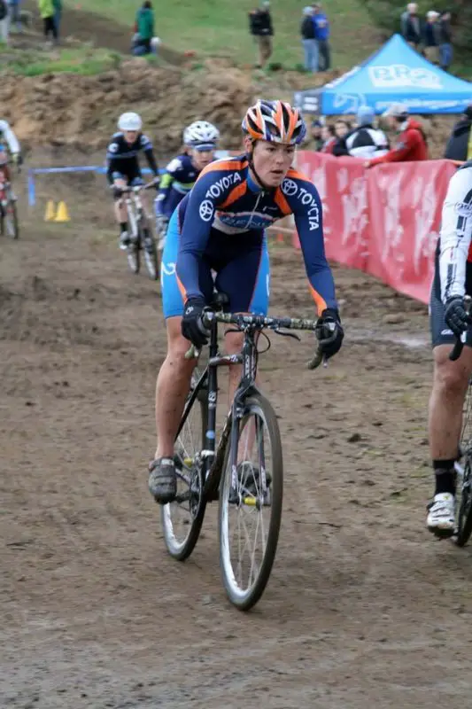 The women race past the pits © Dave Roth