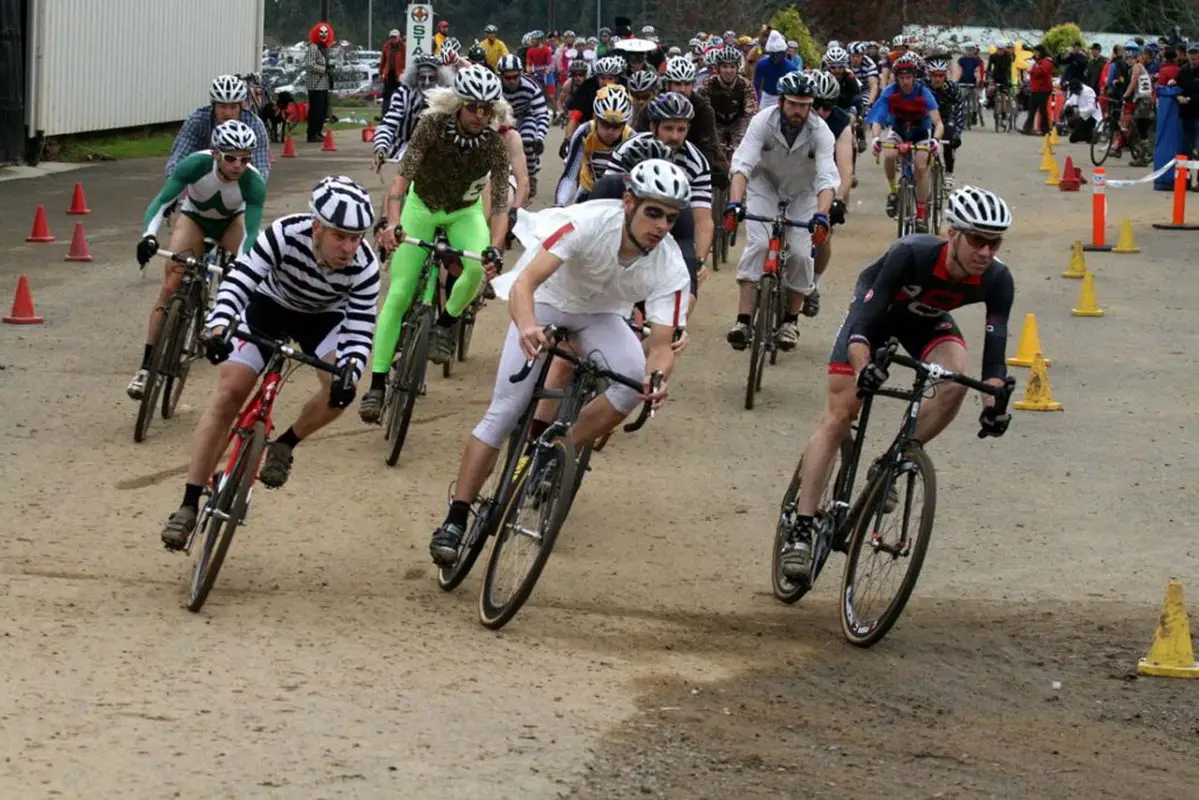 The Elite men storm off the line © Dave Roth