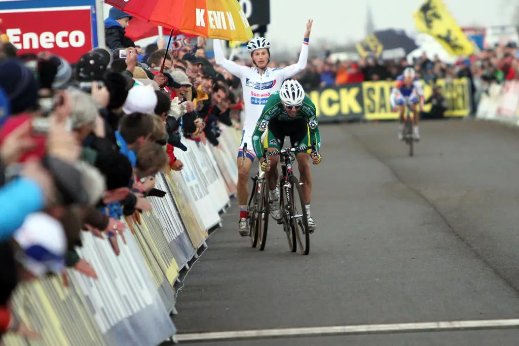 Nys pins Pauwels against the boards with Aernouts in the background. © Bart Hazen 