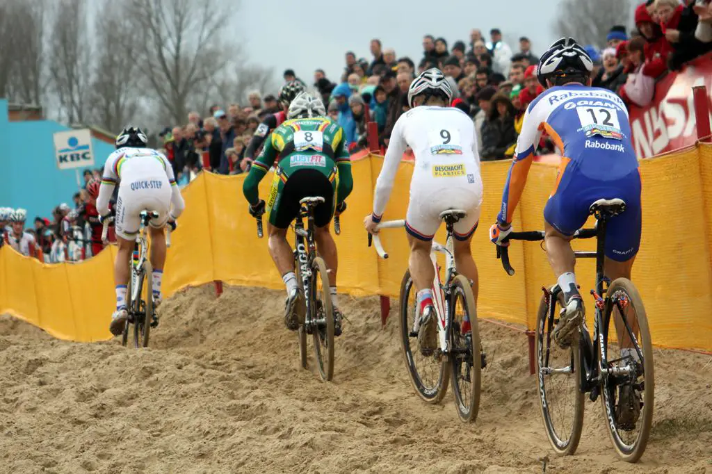 The sand separated the top riders from the rest. ©Bart Hazen