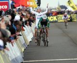 Nys pins Pauwels against the boards with Aernouts in the background. © Bart Hazen 