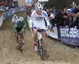 Pauwels leads Nys through the sand. © Bart Hazen