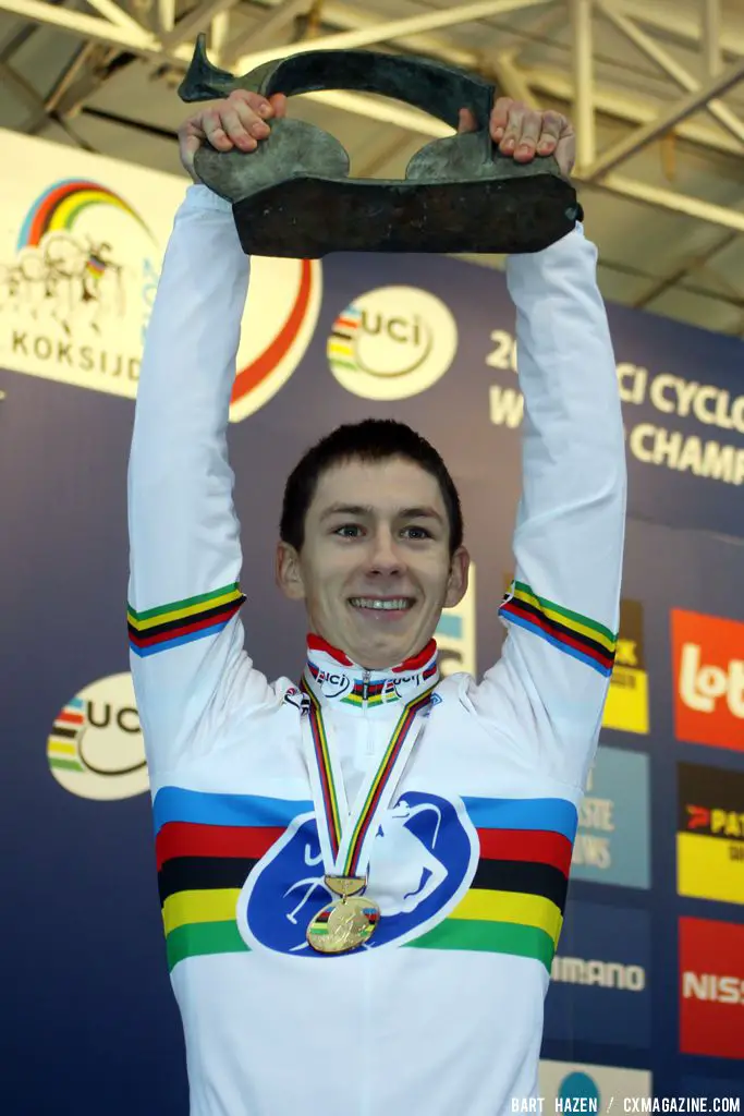 Lars van der Haar shows the trophy © Bart Hazen