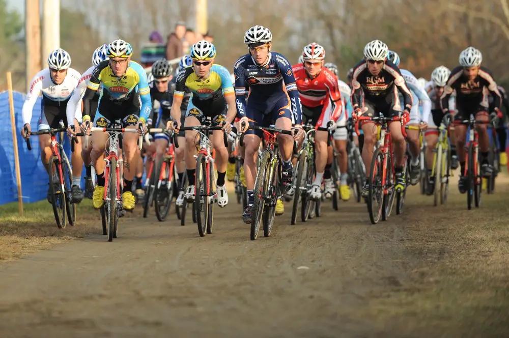 The Men’s Race gets underway. © Natalia Boltukhova | Pedal Power Photography | 2011