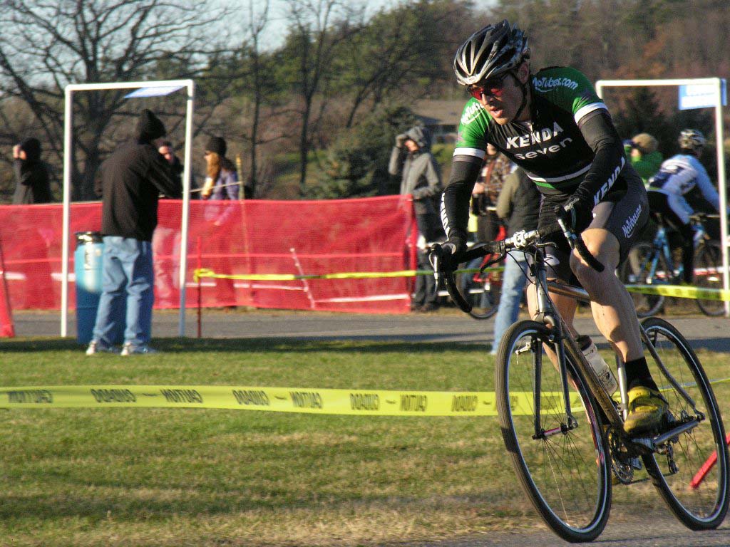 Mike Broderick rips the gravel track with the elite men. Baystate Cyclocross, Day 1. ? Paul Weiss        