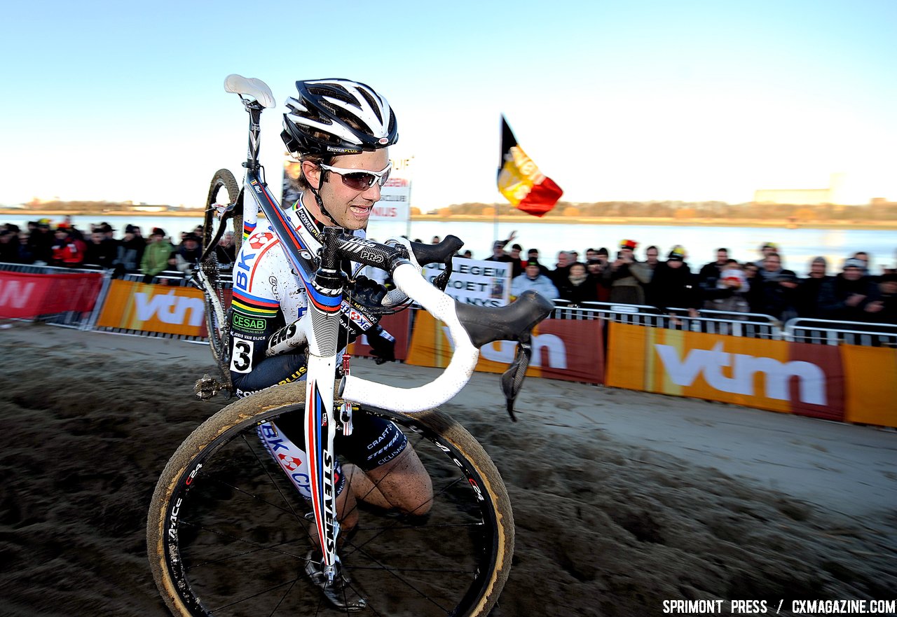 Niels Albert hits the sandpit at the 2011 Belgian National Championship cyclocross race in Antwerpen. Sunday Jan. 9, 2010. ( SPRIMONT PRESS / Laurent Dubrule )