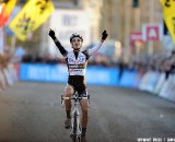 Niels Albert celebrates as he crosses the finish line to win the men elite 2011 Belgian Championship cyclo cross race in Antwerpen. ( SPRIMONT PRESS / Laurent Dubrule )