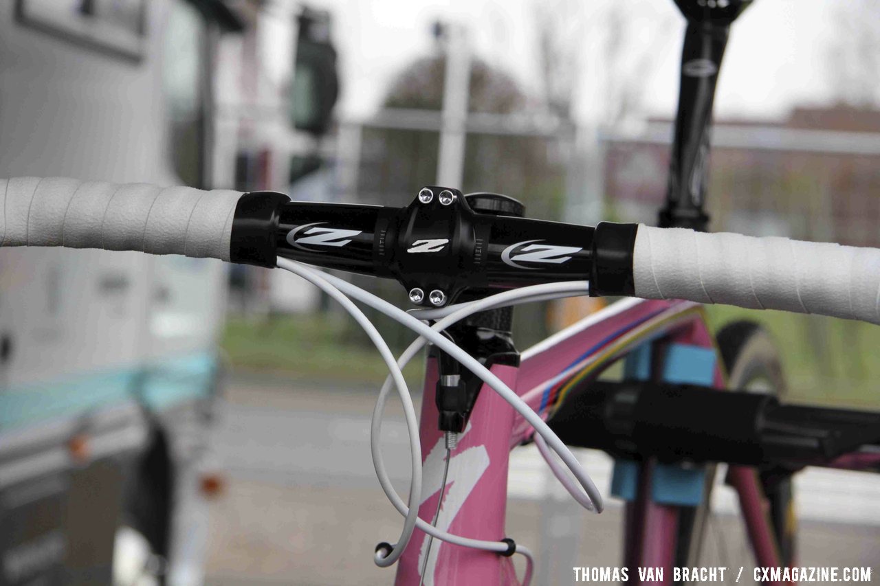 Zipp supplies the cockpit in the form of alloy Service Course SL 130mm stem and 44cm handlebar (as well as the wheels and seatpost). ©Thomas van Bracht