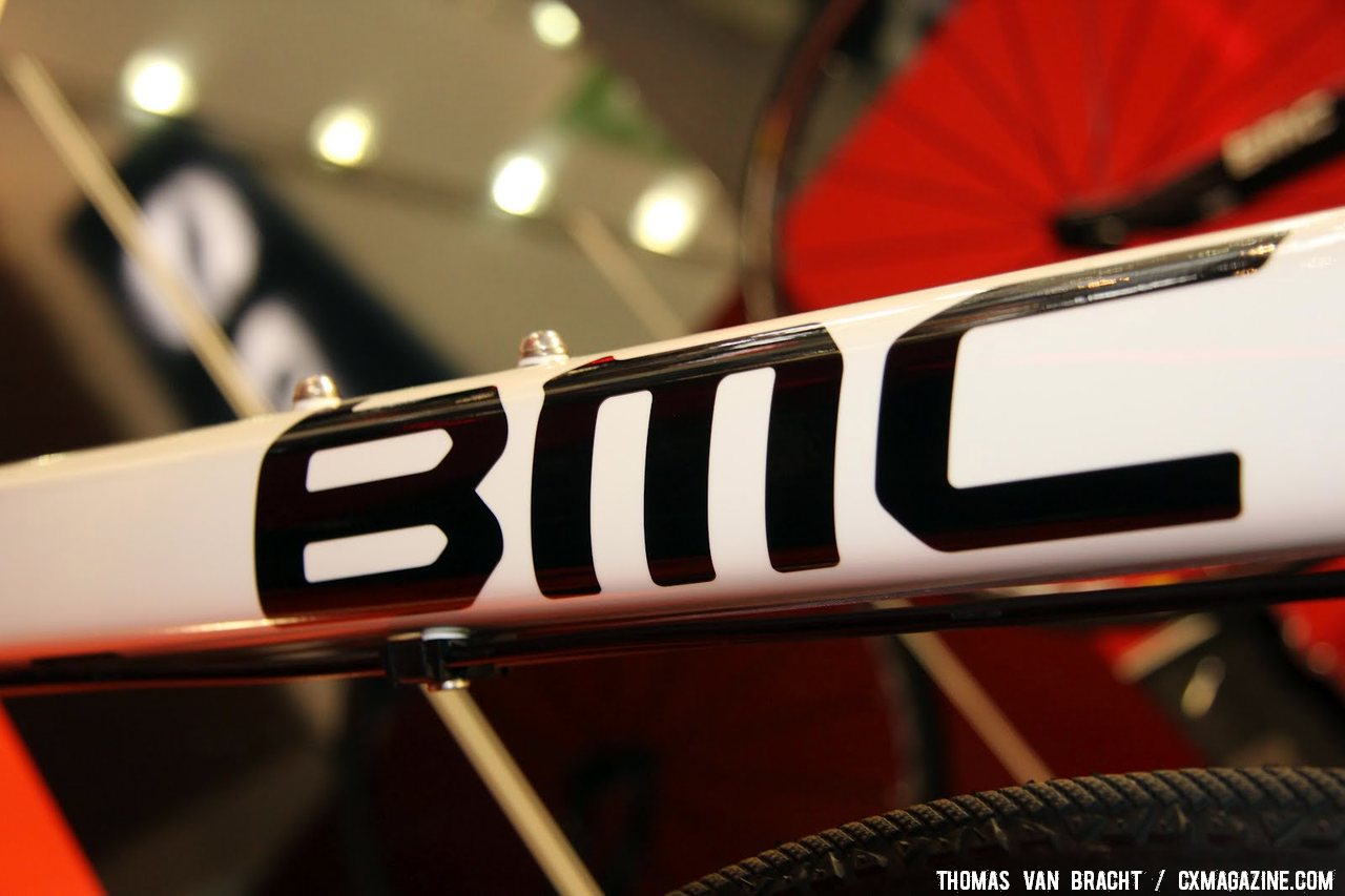 Down tube of the BMC GF02 shields full housing for the front and rear derailleurs.©Thomas van Bracht