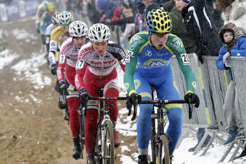 Thijs Al leads a string of riders, beginnning with Jim Aernouts and Kevin Pauwels © Bart Hazen