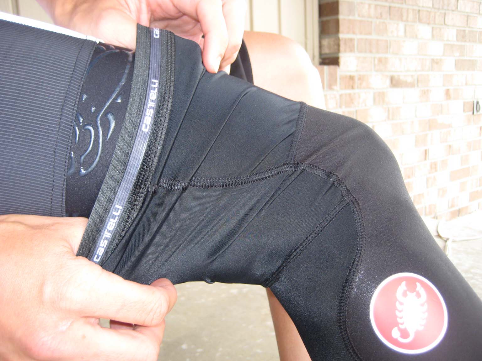 Grippers on both the outside and inside of the knee warmers held things in place.  The seam directly behind the knee can feel odd if not placed correctly on your anatomy.