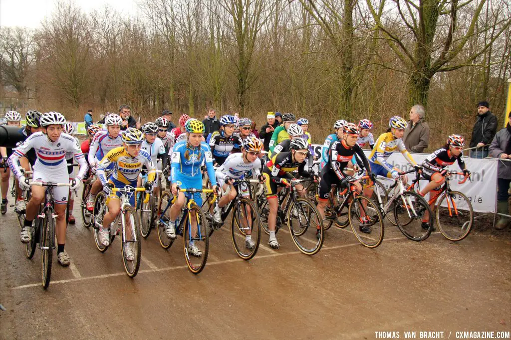 Elite women at Cauberg Cyclocross. © Thomas Van Bracht