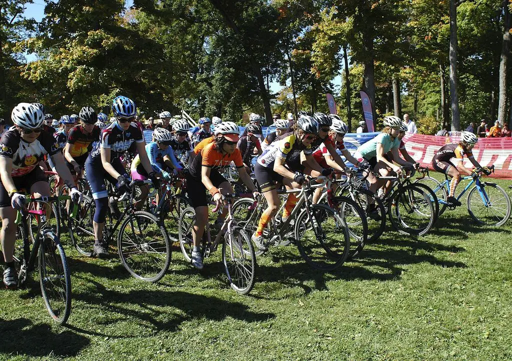 Cat 4 Women get underway at the Chicago Cross Cup at Hopkins Park in Dekalb Illinois. ©  Aaron Johnson.