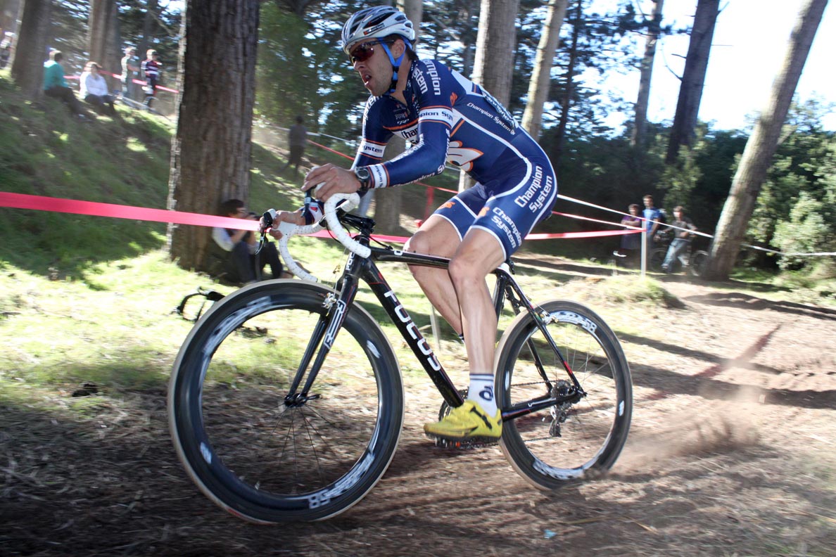 Chris Jones racing to the win on his Focus Mares at BASP #4 in San Francisco's Golden Gate Park. ? Cyclocross Magazine
