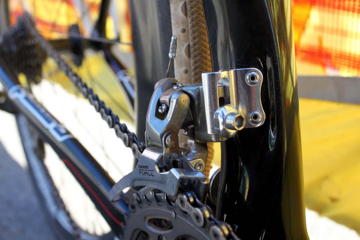 Jones opts for a Force derailleur to keep the chain in line. ? Cyclocross Magazine