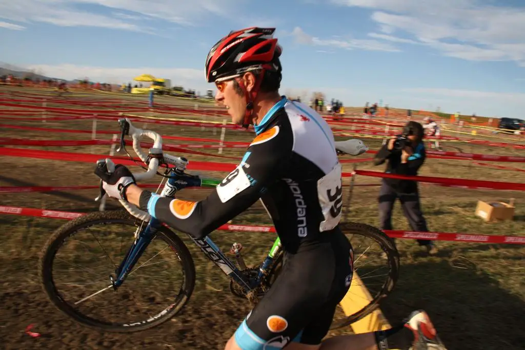 Promoter Aaron Bouplon carrying his bike. © P Guerra