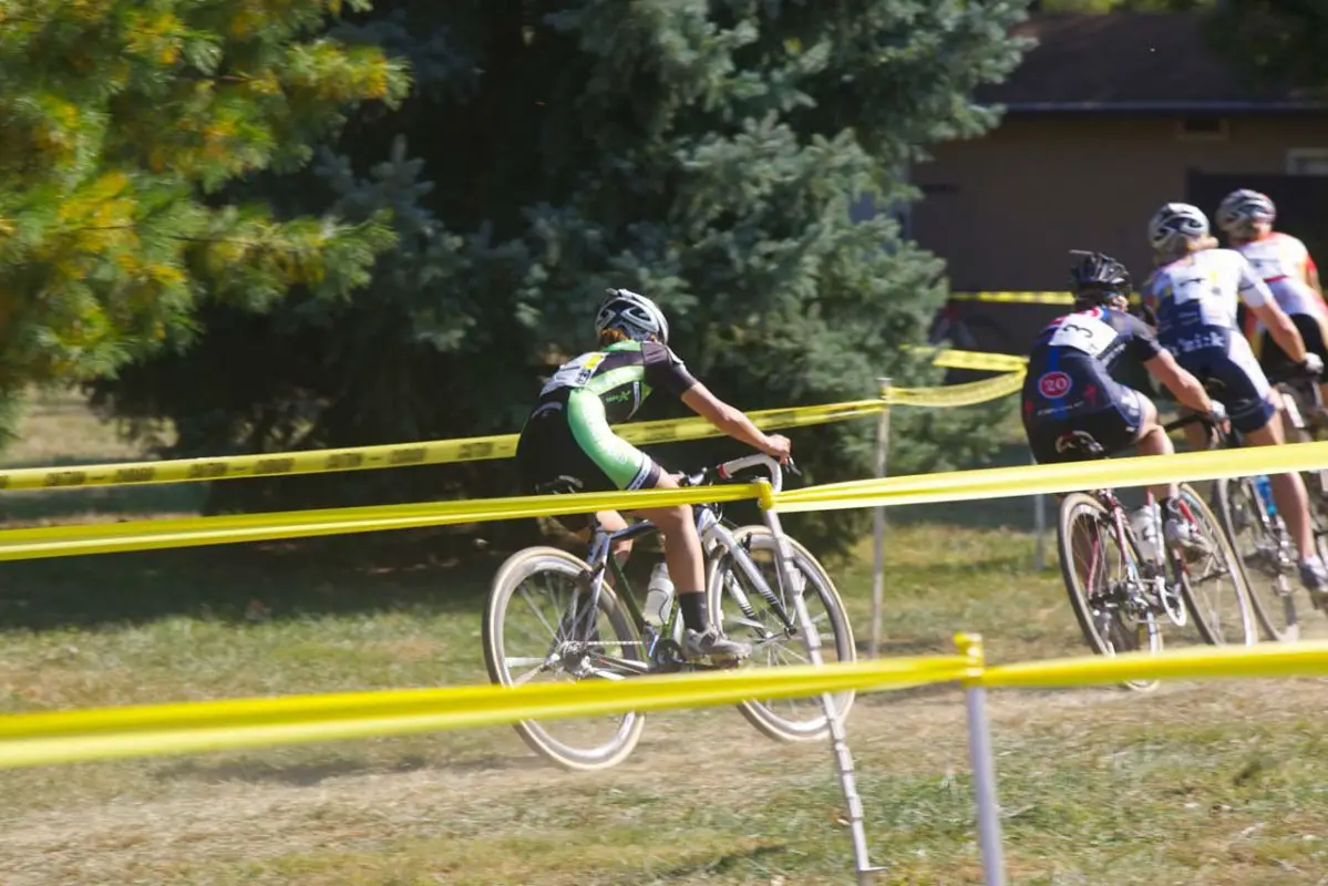 Antonneau hangs on to the front group. © Mark Legg-Compton