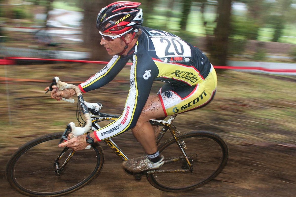 Jesse Mayberry shows off bike handling skills he didn\'t need in his former life as a triathlete. © Cyclocross Magazine