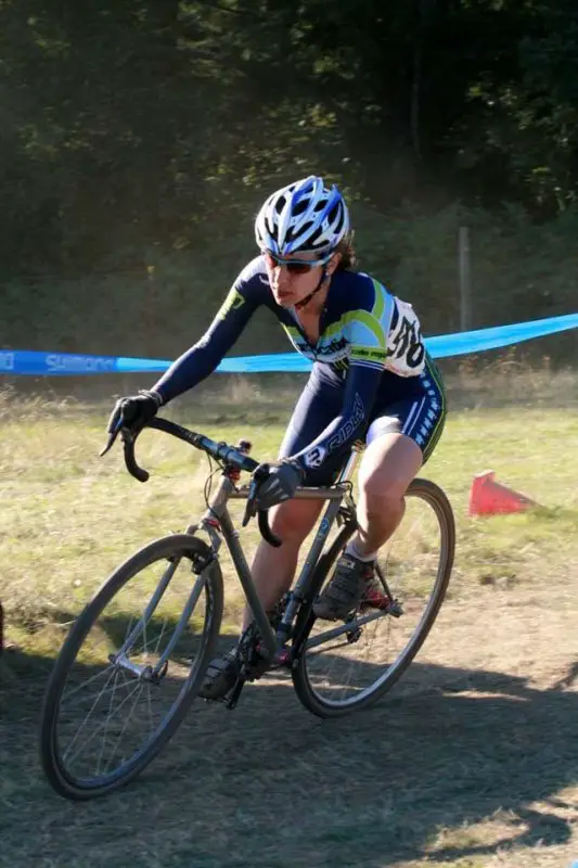 Abby Watson swoops through the corners © Dave Roth