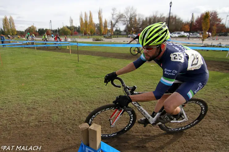 Leland Gilmore enters a corner on the second lap. © Pat Malach