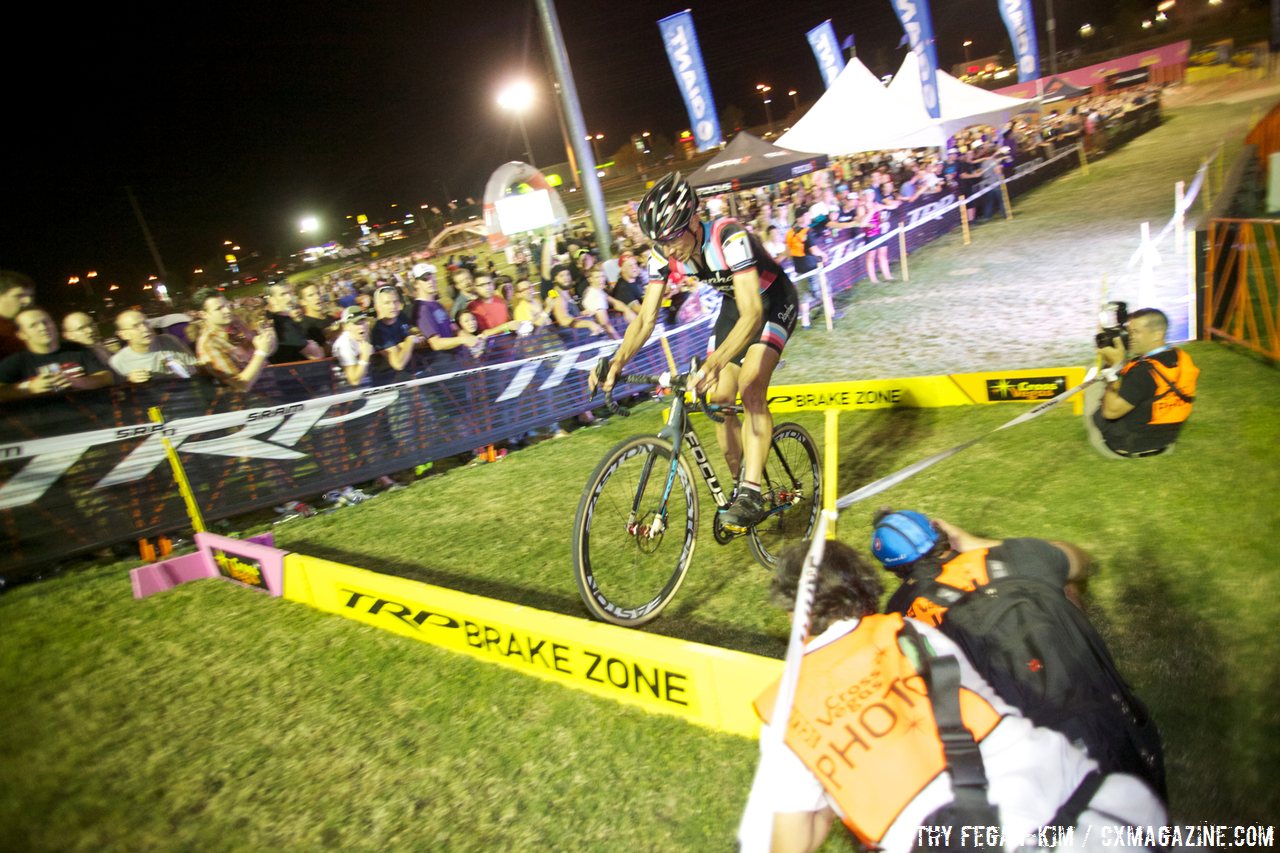 Jeremy hops the barriers at Cross Vegas 2013. © Cathy Fegan-Kim / Cyclocross Magazine