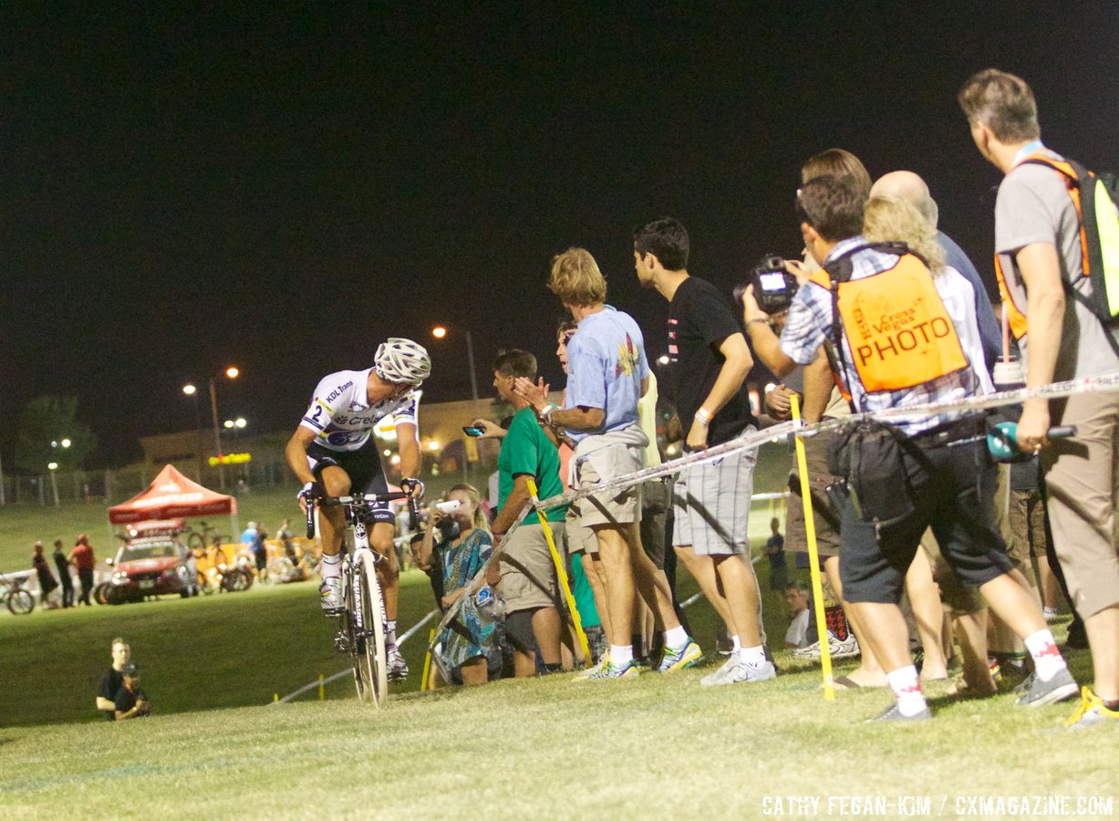 Nys checks over his shoulder at Cross Vegas 2013. © Cathy Fegan-Kim / Cyclocross Magazine