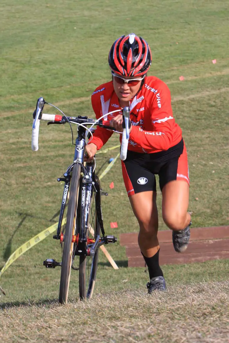 Linda Sone (Planet Bike) on the run-up at the Crossniacs Cup. She won the men\'s 3 race. ? Steve Kotvis, f/go