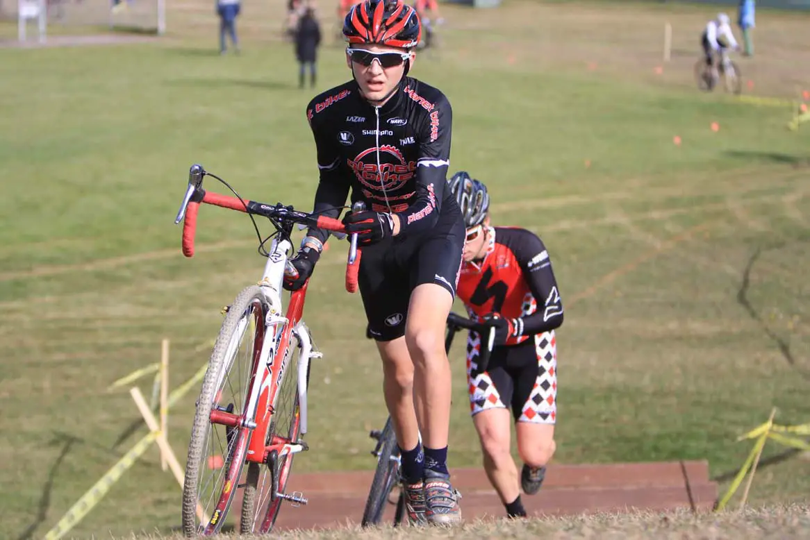 Jordan Cullen (Planet Bike) battles with Justin Rinehart at the Crosniacs Cup 2009. ? Steve Kotvis, f/go