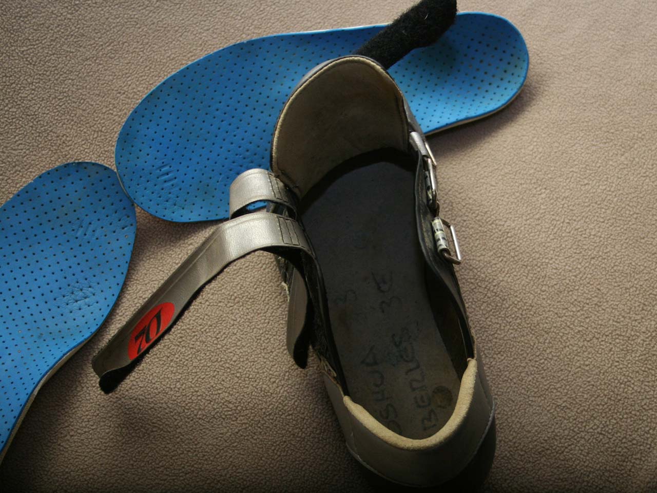 The fibrous insoles add polyethylene plastic that adds stiffness but still flexes ©Josh Liberles