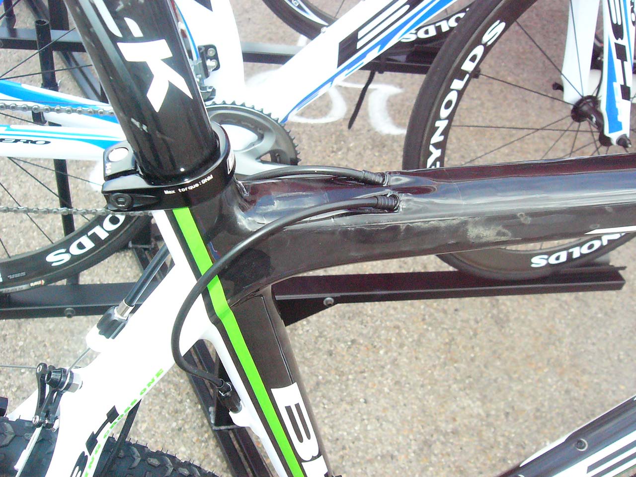   BH RX1: internal cable routing, flattened top tube for shouldering © Ryan Hamilton