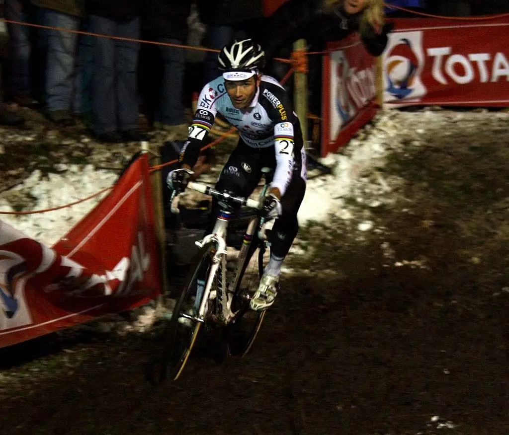 Niels Albert plunges into the mud near the pits ©Dan Seaton