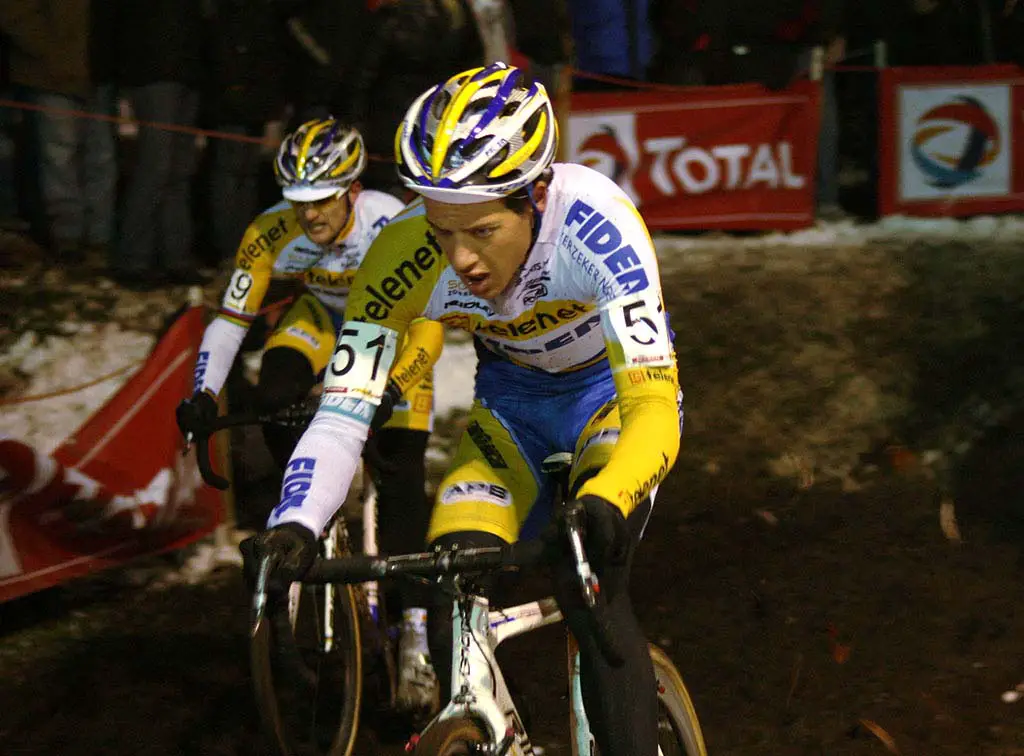 Tom Meeusen leads Bart Wellens towards the muddy pits ©Dan Seaton