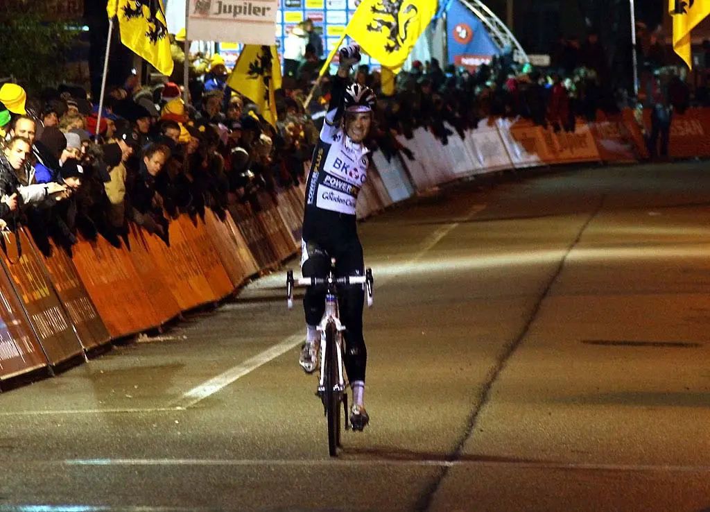 Niels Albert celebrates a big win over Sven Nys ©Dan Seaton