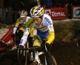 Tom Meeusen leads Bart Wellens towards the muddy pits ©Dan Seaton