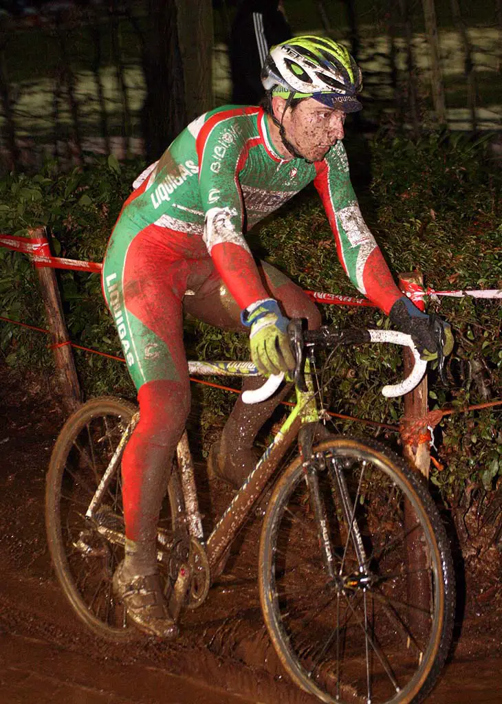 Enrico Franzoi splashing through the mud in Diegem. ? Bart Hazen