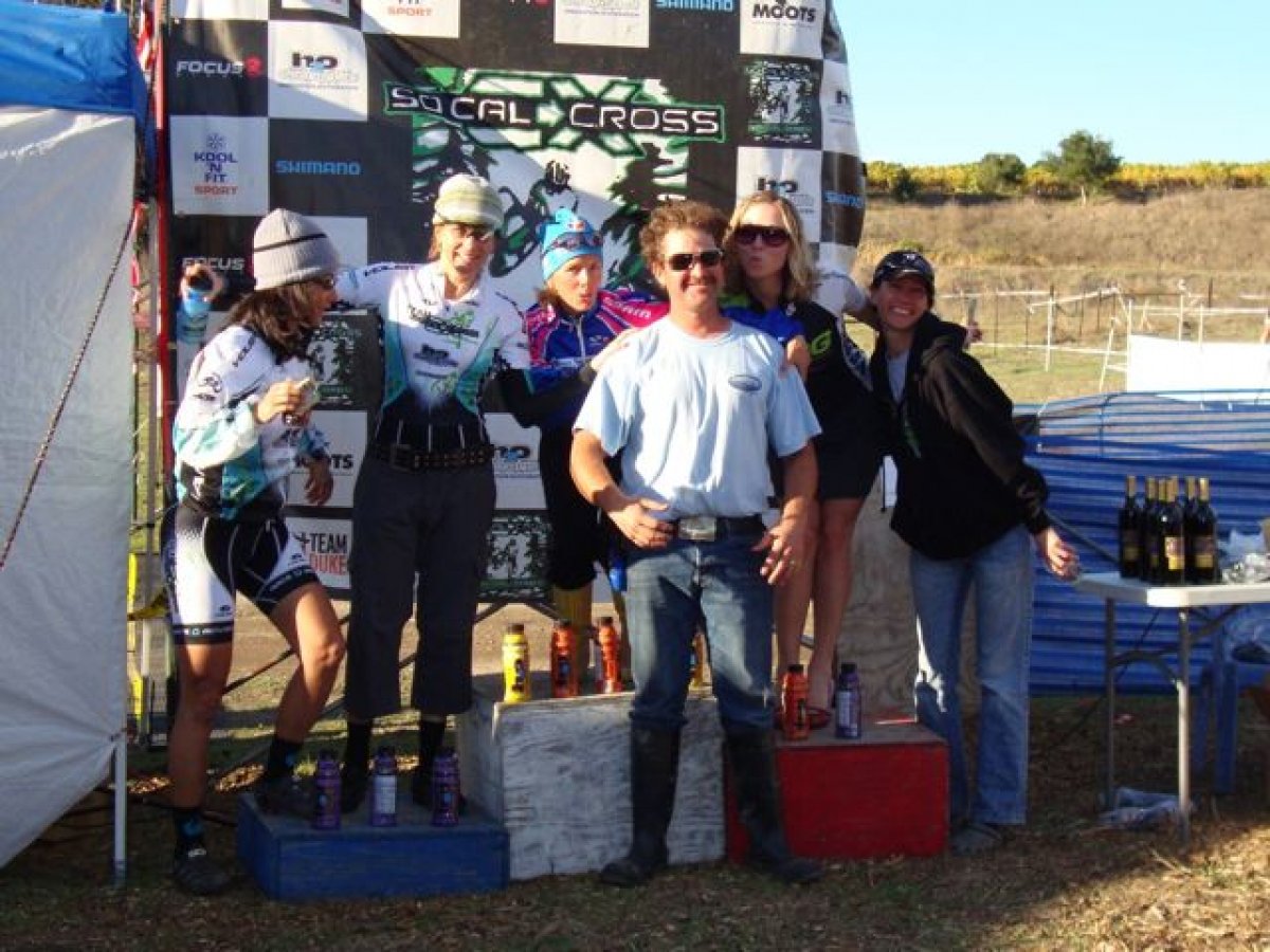 Elite Women celebrate a hard day at the races © Amanda Schaper