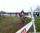 Lindine takes the off-camber corner. © Cyclocross Magazine