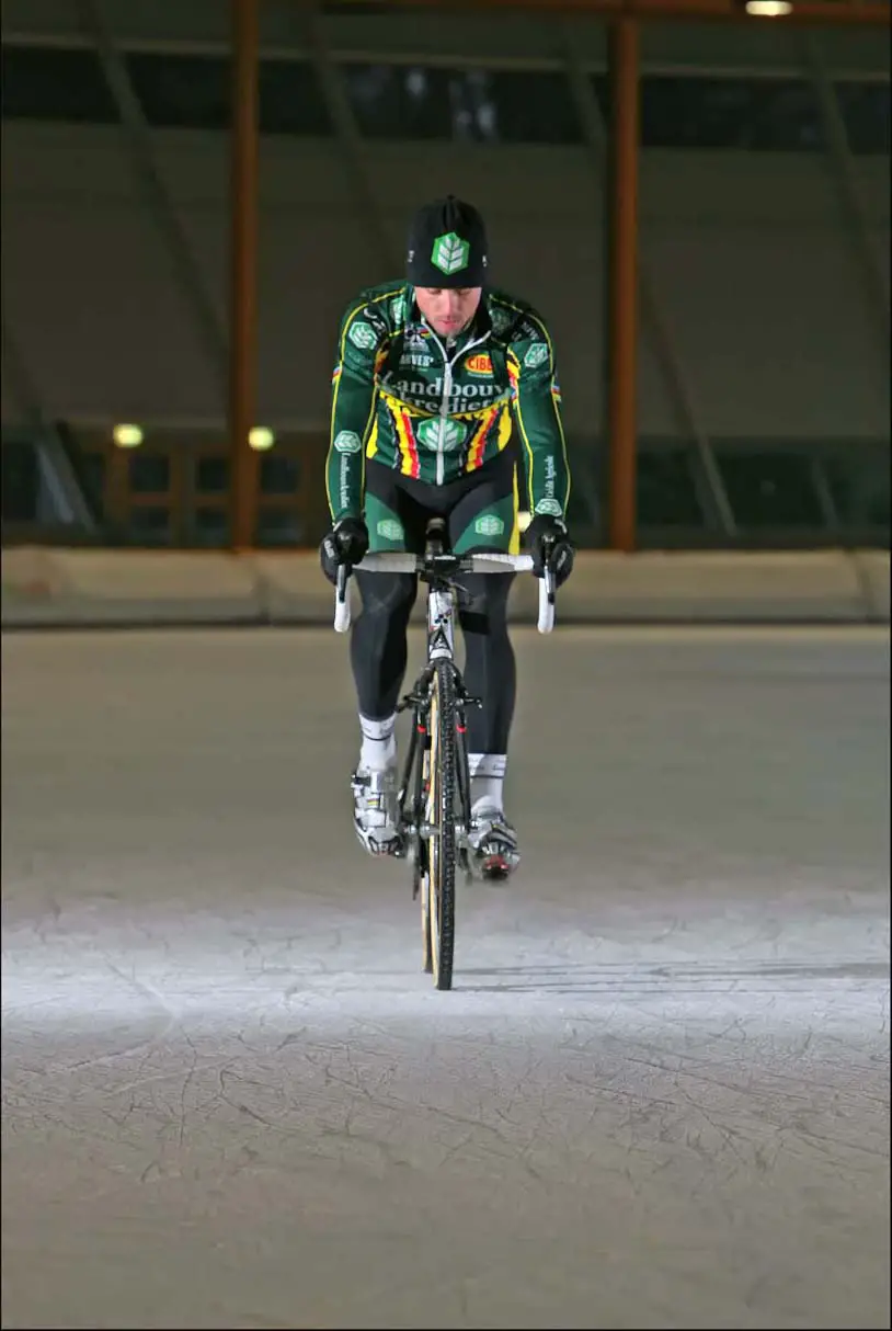 Sven Nys takes to the ice in Eindhoven. © Jeroenn Nieuwhuis