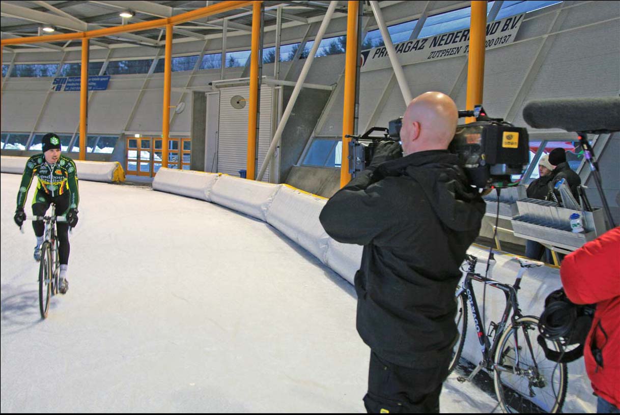 Cameras were on hand to catch Nys testing the tires. © Jeroenn Nieuwhuis