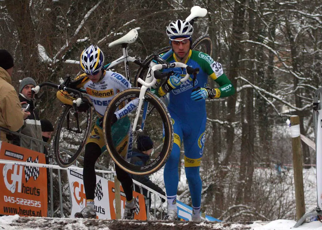 Van Kessel (l) and Huenders would battle through the mid-point of the race before Van Kessel broke free. ? Bart Hazen