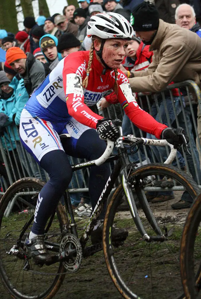 Van den Brand bides her time. 2009 Azencross - Loenhout GVA Trofee Series. ? Bart Hazen