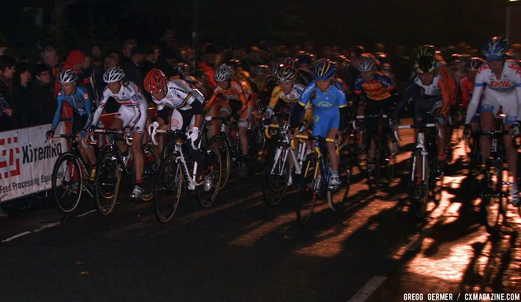 Women\'s start at Nacht Van Woerden. © Gregg Germer