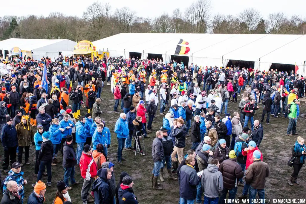 Crowds getting ready for the race action at Elite Women UCI Cyclocross World Championships. © Thomas Van Bracht