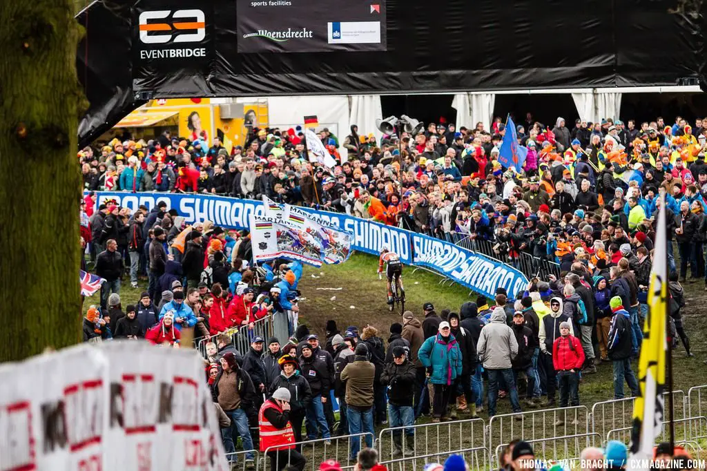 The crowd at Elite Women UCI Cyclocross World Championships. © Thomas Van Bracht